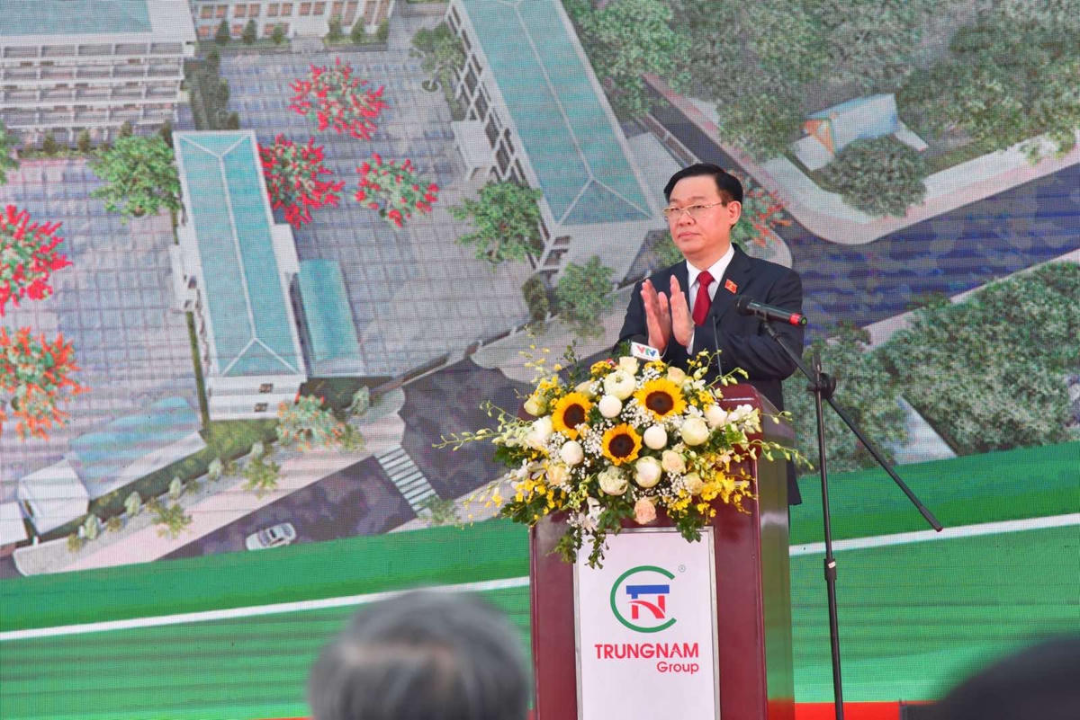 Chủ tịch Quốc Hội Vương Đình Huệ phát biểu tại buổi Lễ khánh thành Trường THPT Kỳ Sơn.