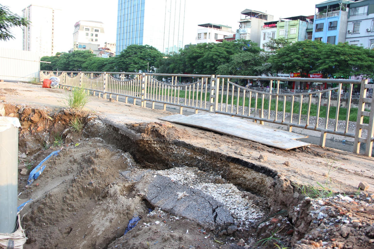Tuy nhiên, sau một thời gian ngắn đưa vào sử dụng, nhiều vị trí trên tuyến đường đi bộ ven sông Tô Lịch được đào bới nham nhở để phục vụ dự án xử lý nước thải Yên Xá.
