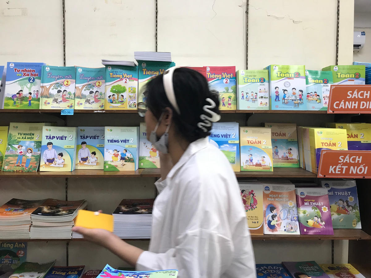 Do có nhiều bộ sách giáo khoa khác nhau nên không phải hiệu sách nào cũng nhập tất cả sách mà chỉ chọn một số đầu sách. Ảnh: Việt Khang.