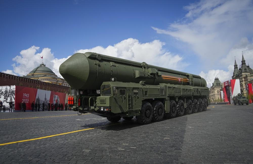 Tên lửa đạn đạo RS-24 Yars của Nga lăn bánh trong lễ duyệt binh kỷ niệm Ngày Chiến thắng ở Moscow, Nga. Ảnh: AP.