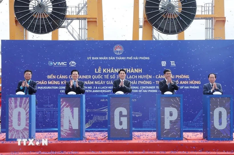 Chủ tịch nước Lương Cường và các đại biểu khánh thành Cảng container quốc tế TIL Cảng Hải Phòng - HTIT (Bến số 3, số 4 - Khu bến cảng Lạch Huyện). (Ảnh: Lâm Khánh/TTXVN)