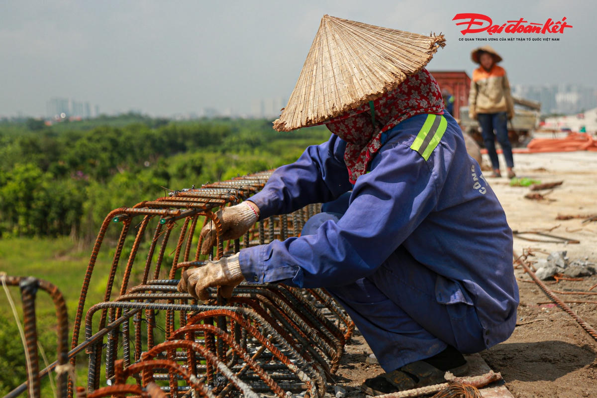 Công nhân đang gấp rút thi công dưới thời tiết nắng nóng của Hà Nội.