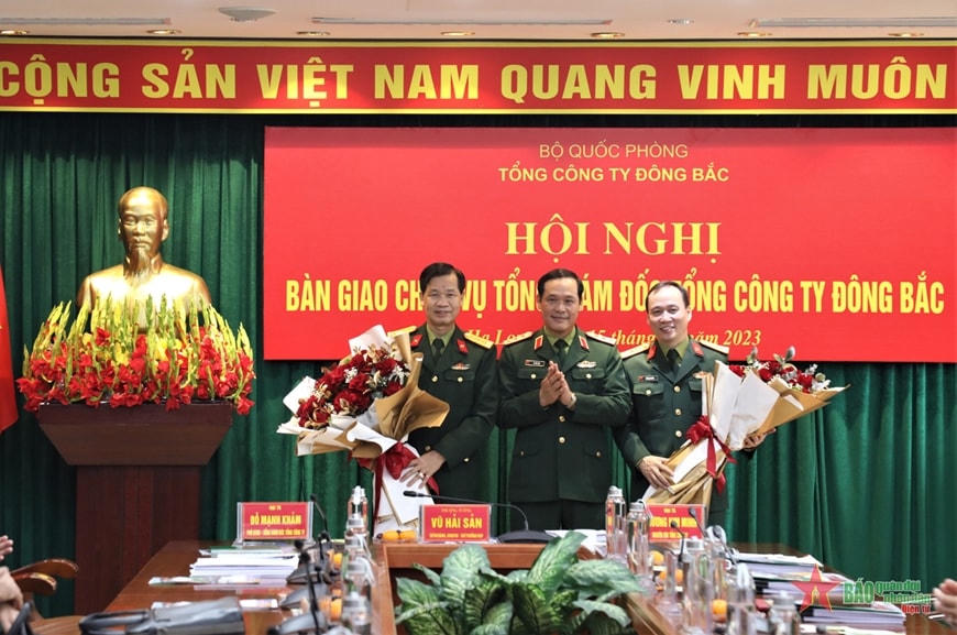 Thượng tướng Vũ Hải Sản tặng hoa chúc mừng Đại tá Phương Kim Minh và Đại tá Đỗ Mạnh Khảm. Ảnh: Báo Quân đội nhân dân.