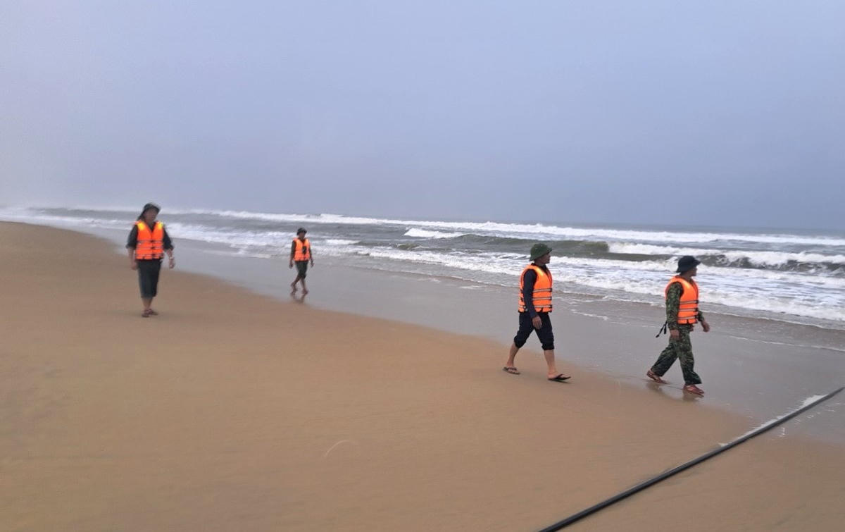 Lực lượng chức năng tổ chức tìm kiềm dọc bờ biển An Bàng. 