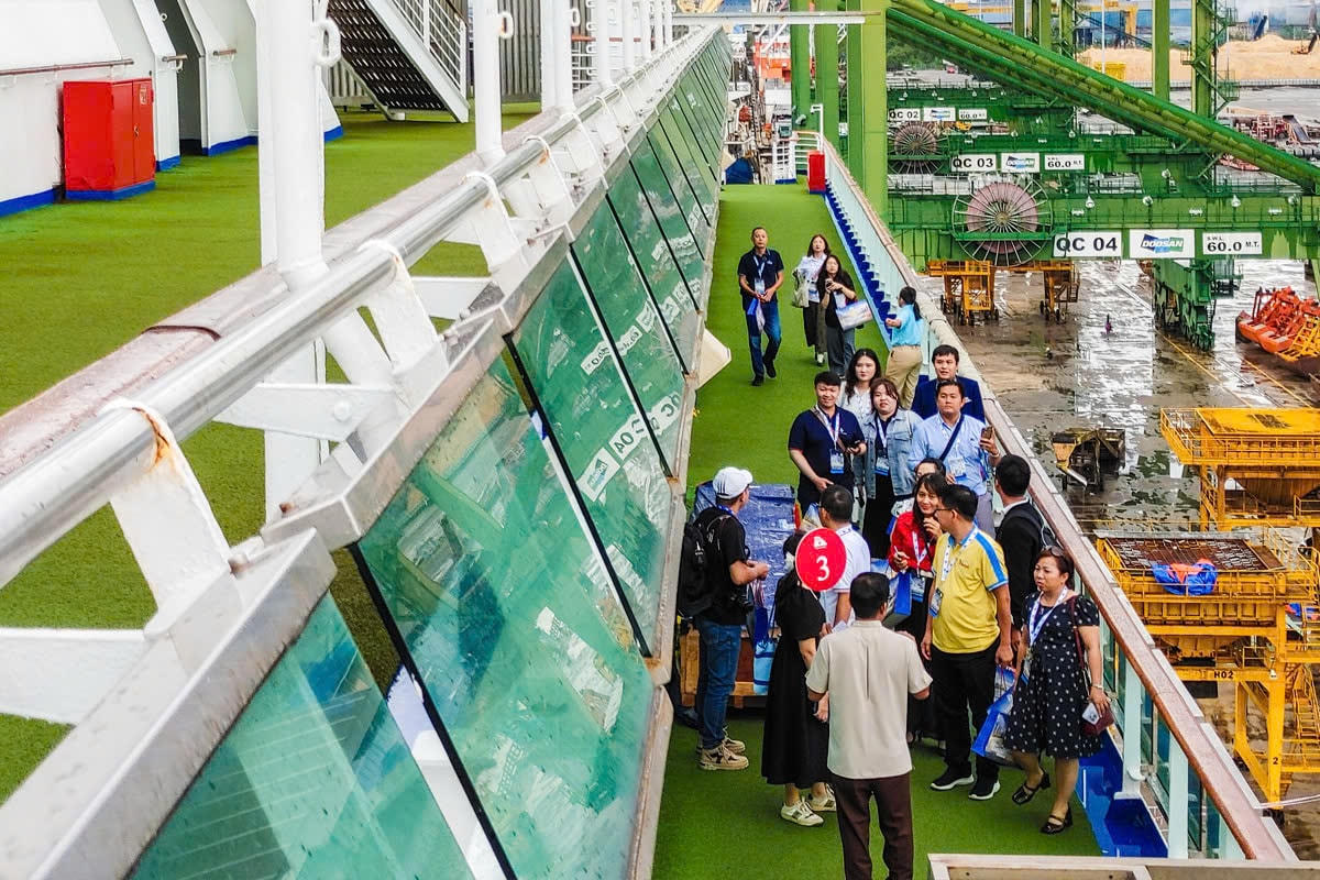 Tàu du lịch - Nhiều người đăng ký tham quan trải nghiệm tàu du lịch hiện đại