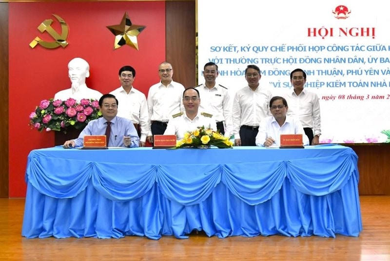 Lãnh đạo KTNN và lãnh đạo các tỉnh ký quy chế phối hợp công tác. Ảnh: N.Lộc