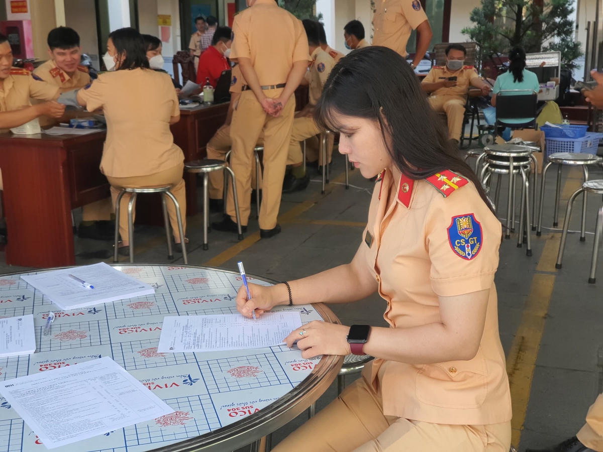 Trong ngày đầu tiên, Chương trình Hiến máu tình nguyện “Giọt máu nghĩa tình – Vì đồng đội thân yêu” đã đóng góp gần 100 đơn vị máu cho ngân hàng máu thành phố.