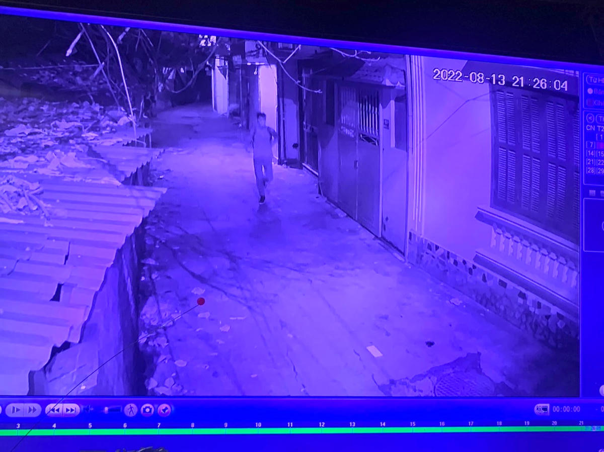 Đối tượng lợi dụng thời điểm các gia đình đang sinh hoạt tại tầng dưới để tìm cách trèo tường đột nhập lên tầng trên trộm cắp tài sản. Ảnh: Công an TP Hà Nội.  