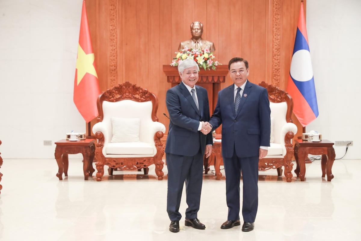 Bí thư Trung ương Đảng, Chủ tịch UBTƯ MTTQ Việt Nam Đỗ Văn Chiến chào xã giao Chủ tịch Quốc hội nước CHDCND Lào Xaysomphone Phomvihane. Ảnh: Quang Vinh.