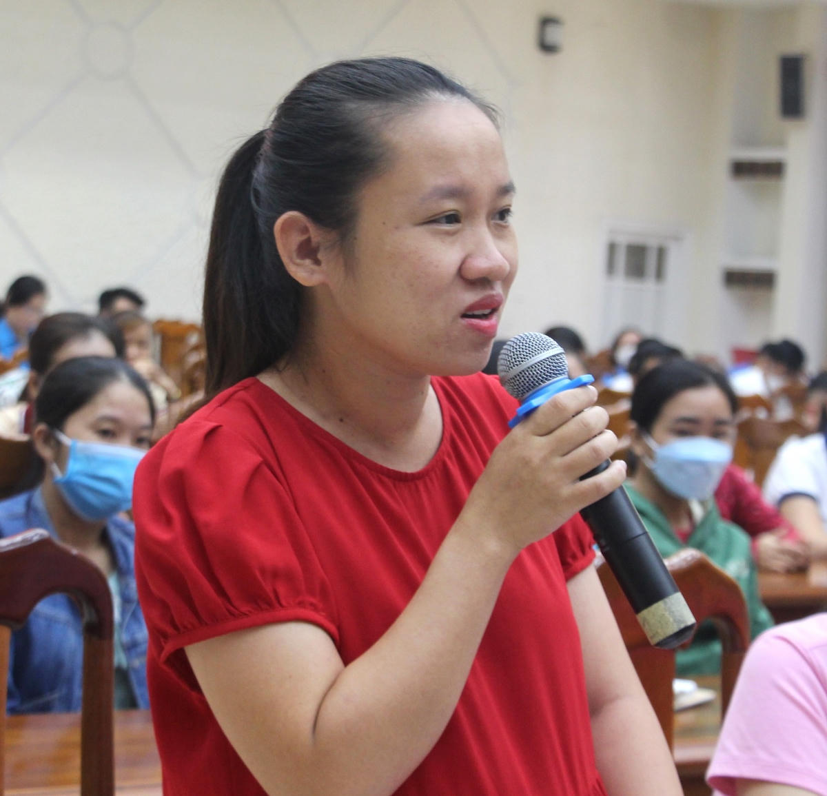 Chị  Huỳnh Thị Dư trình bày ý kiến tại hội nghị.