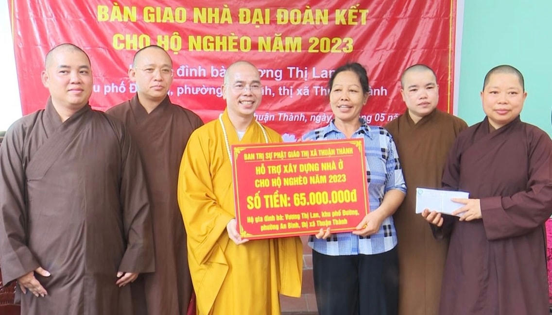 Bàn giao nhà Đại đoàn kết cho hộ bà Vương Thị Lan, khu phố Đường, phường An Bình, thị xã Thuận Thành.