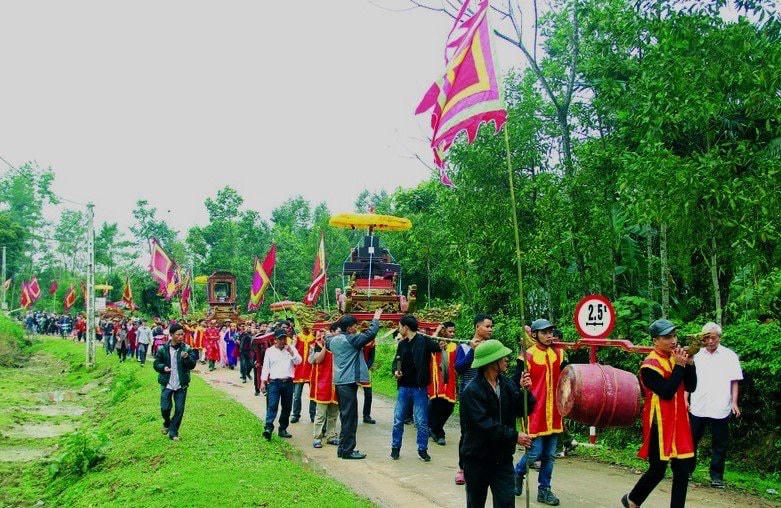 Hàng năm, vào mồng 7 tháng Giêng âm lịch, người dân xã Phú Gia sẽ tổ chức rước sắc phong đến nhà Cố đạo chủ mới. 