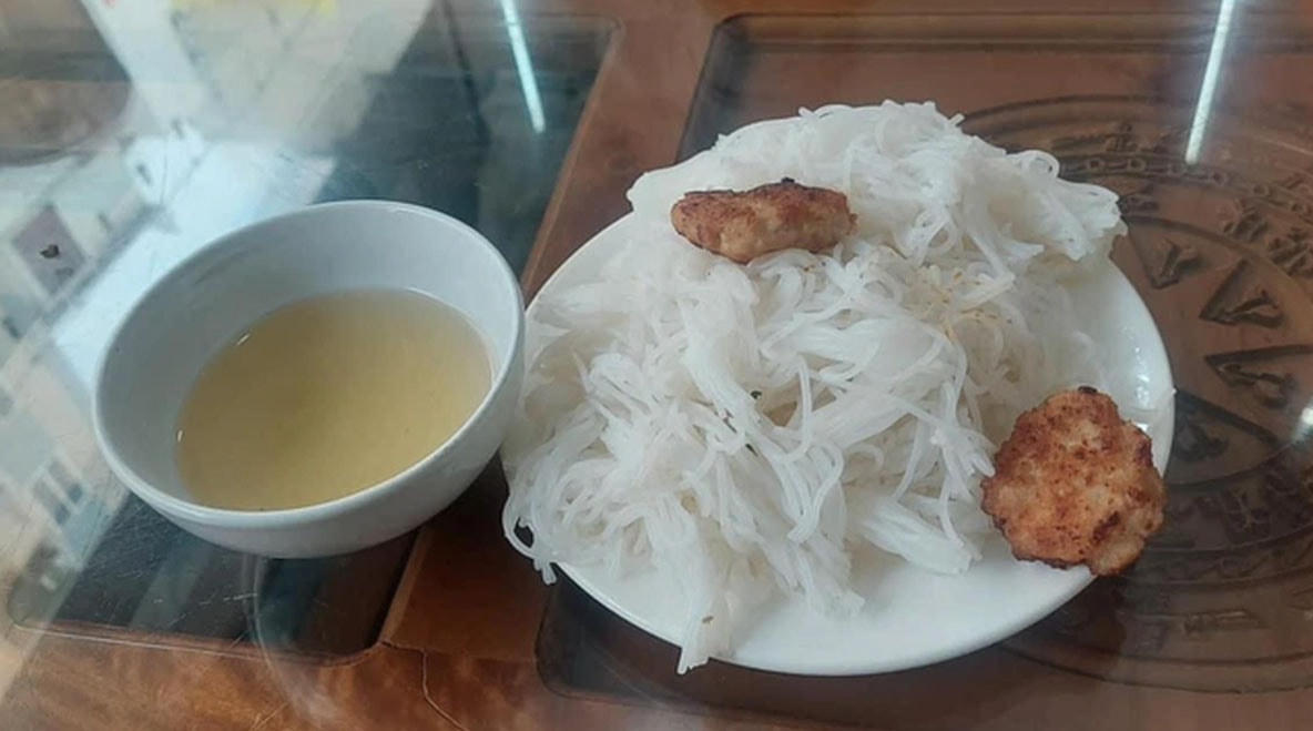 Suất bún chả 35.000 đồng tại một nhà hàng ở Sầm Sơn (Thanh Hóa). Ảnh: Facebook.  