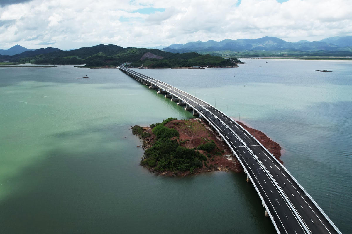 Tuyến cao tốc Vân Đồn - Móng Cái đẹp và hiện đại bậc nhất nhưng lại thiếu trạm dừng nghỉ. Ảnh: Đỗ Phương.