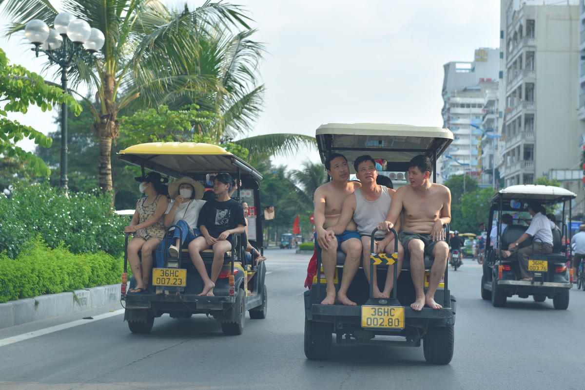 Nghỉ lễ 2-9, du khách ‘ùn ùn’ đổ về biển Sầm Sơn 