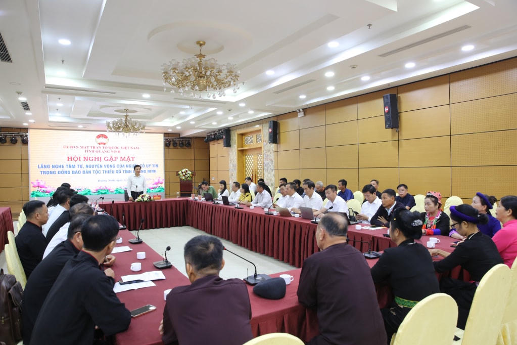 Quang cảnh hội nghị gặp mặt, lắng nghe tâm tư, nguyện vọng của người có uy tín trong đồng bào DTTS tỉnh Quảng Ninh.