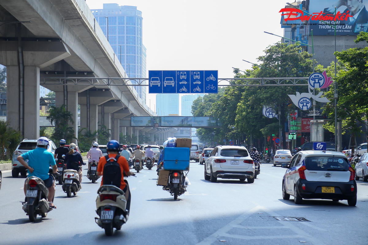 Hiện tại, tuyến đường Nguyễn Trãi có 2 làn xe ô tô được bố trí sát dải phân cách, 2 làn xe hỗn hợp và 1 làn xe máy,  xe đạp sát vỉa hè. Các làn xe được phân cách với nhau bằng vạch sơn, biển báo.