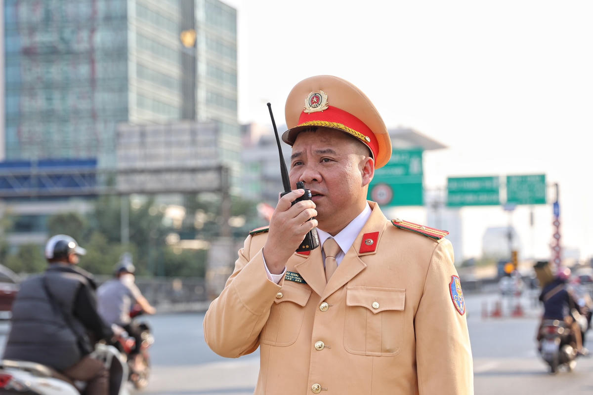 Để xử lý được những phương tiện vi phạm Đội CSGT số 6 phải sử dụng đàm thông báo lỗi từ xa để tổ công tác ở phía sau dừng xe kiểm tra, lập biên bản các xe vi phạm.