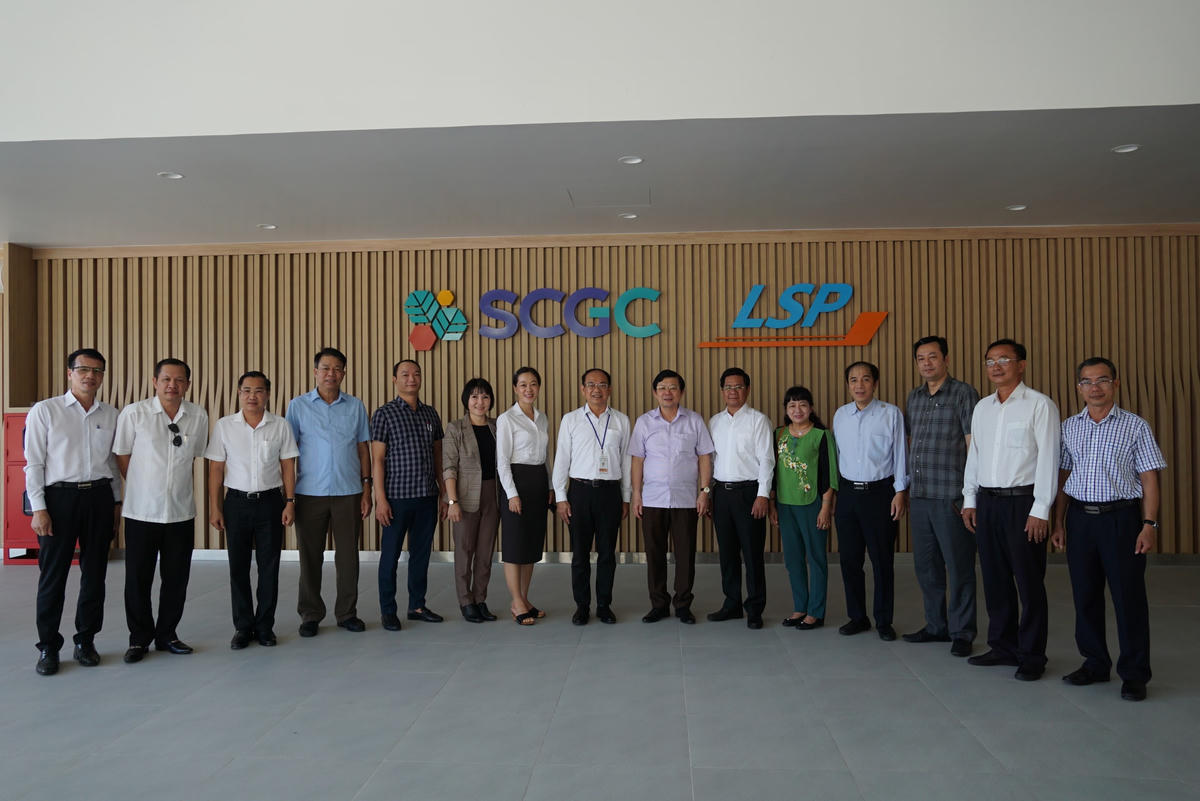 Lãnh đạo Tổ hợp hóa dầu miền Nam chụp hình lưu niệm cùng đoàn công tác. Ảnh: Mạnh Thìn. 