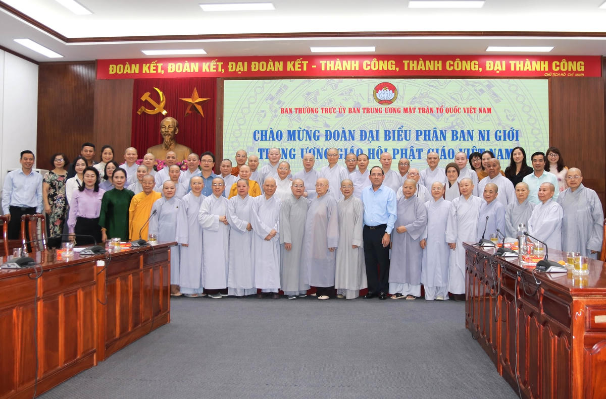 Phó Chủ tịch Hoàng Công Thủy chụp ảnh lưu niệm cùng các đại biểu.