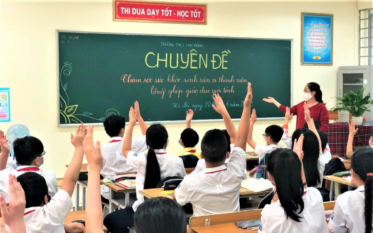 Cần tăng cường truyền thông về sức khỏe sinh sản tại trường học. Ảnh: TL.