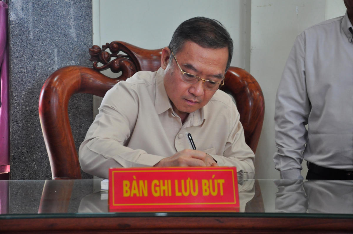 GS.TS OT Phon Sa Van ghi vào sổ lưu niệm tại Nghĩa trang liệt sĩ Quốc gia Đường 9.
