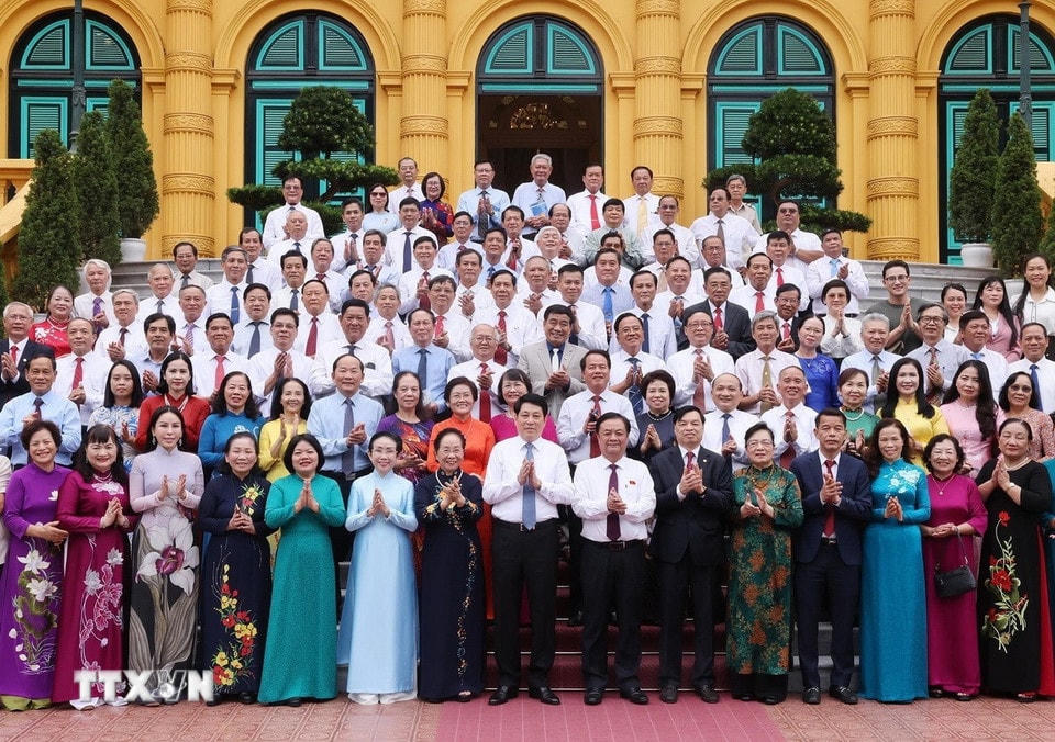 Chủ tịch nước Lương Cường với các đại biểu cán bộ Hội Khuyến học tiêu biểu toàn quốc. (Ảnh: Lâm Khánh/TTXVN)