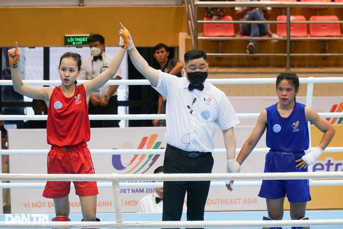 Kịch tính võ sĩ kickboxing Việt Nam đấm bay mũ đối thủ tại SEA Games 31
