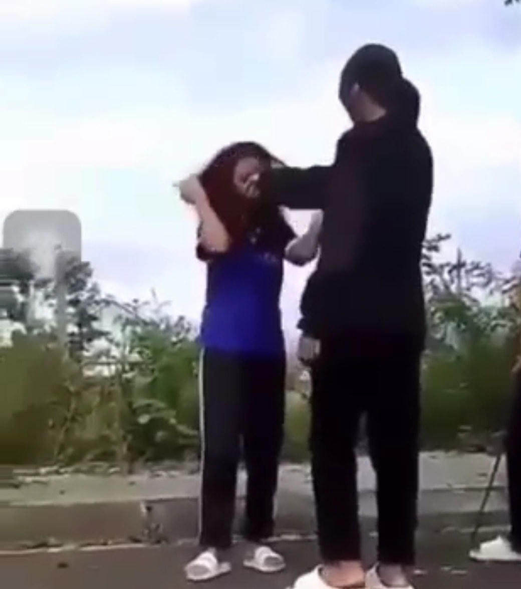 Nữ sinh H.T.L.A. đã đánh em L. bị thương, chảy máu ở vùng đầu. Ảnh cắt từ clip.