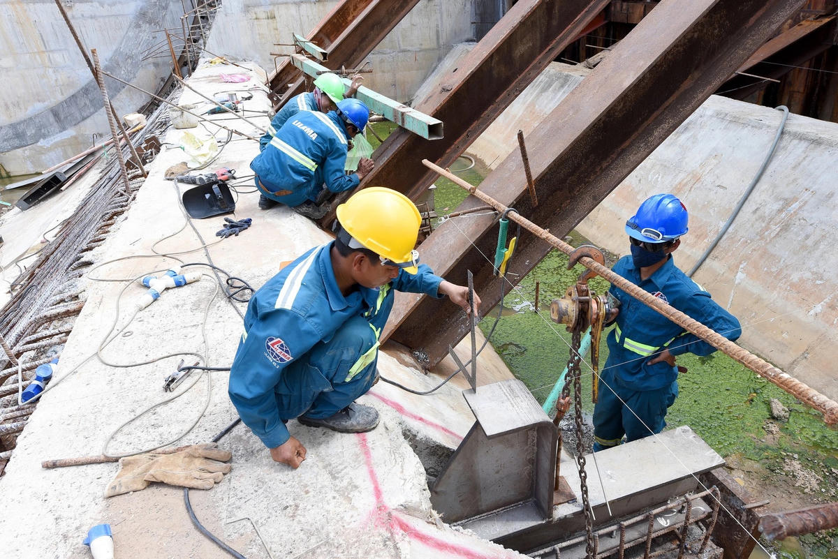 Công nhân thi công trên công trình cống Bến Nghé, đoạn giao giữa quận 1 và quận 4, TPHCM. Ảnh: T.Quý.