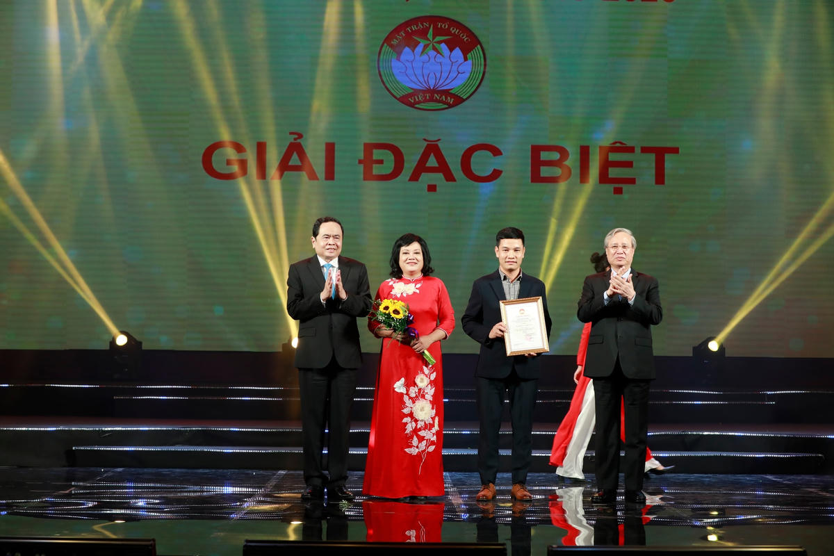 Trao giải Đặc biệt cho tác giả, nhóm tác giả đoạt Giải báo chí “Vì sự nghiệp Đại đoàn kết toàn dân tộc” lần thứ XIV. Ảnh: Quang Vinh.
