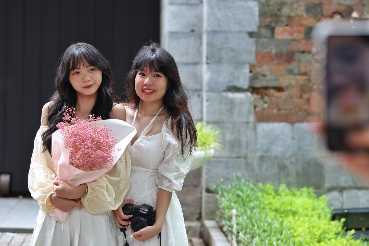Ở Hà Nội có lẽ mùa Thu là mùa đẹp nhất trong năm, và đây cũng là thời điểm mỗi ngày, đường Phan Đình Phùng thu hút rất đông người dân Thủ đô tới chụp ảnh.