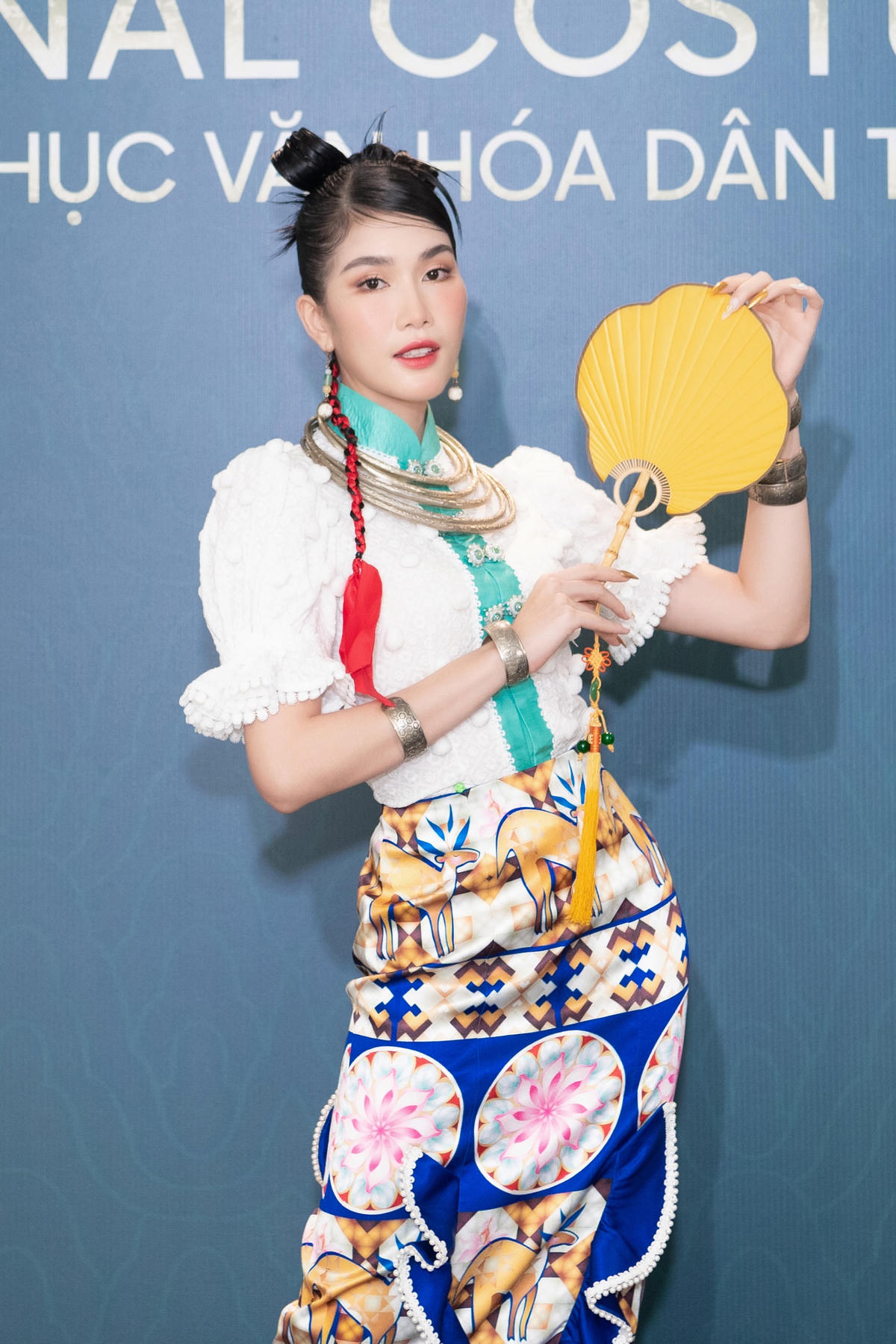 Á hậu Phương Anh không hề kém cạnh các khách mời với bộ cánh lấy cảm hứng từ các dân tộc thiểu số với màu sắc vô cùng sặc sỡ, cùng điểm nhấn là quạt cầm tay. 