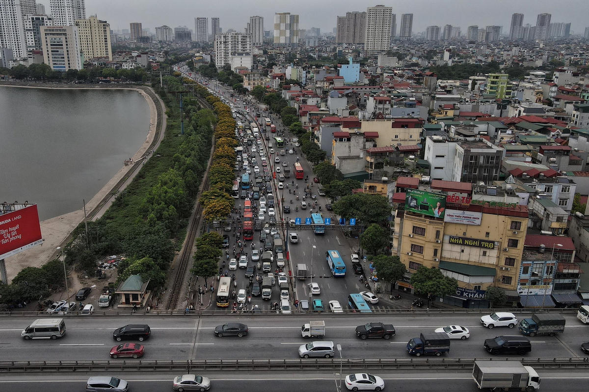 Theo ghi nhận của PV Báo Đại Đoàn Kết Online, tại ngã tư đường Giải Phóng - Ngọc Hồi hàng loạt phương tiện phải di chuyển chậm do ùn tắc kéo dài. 