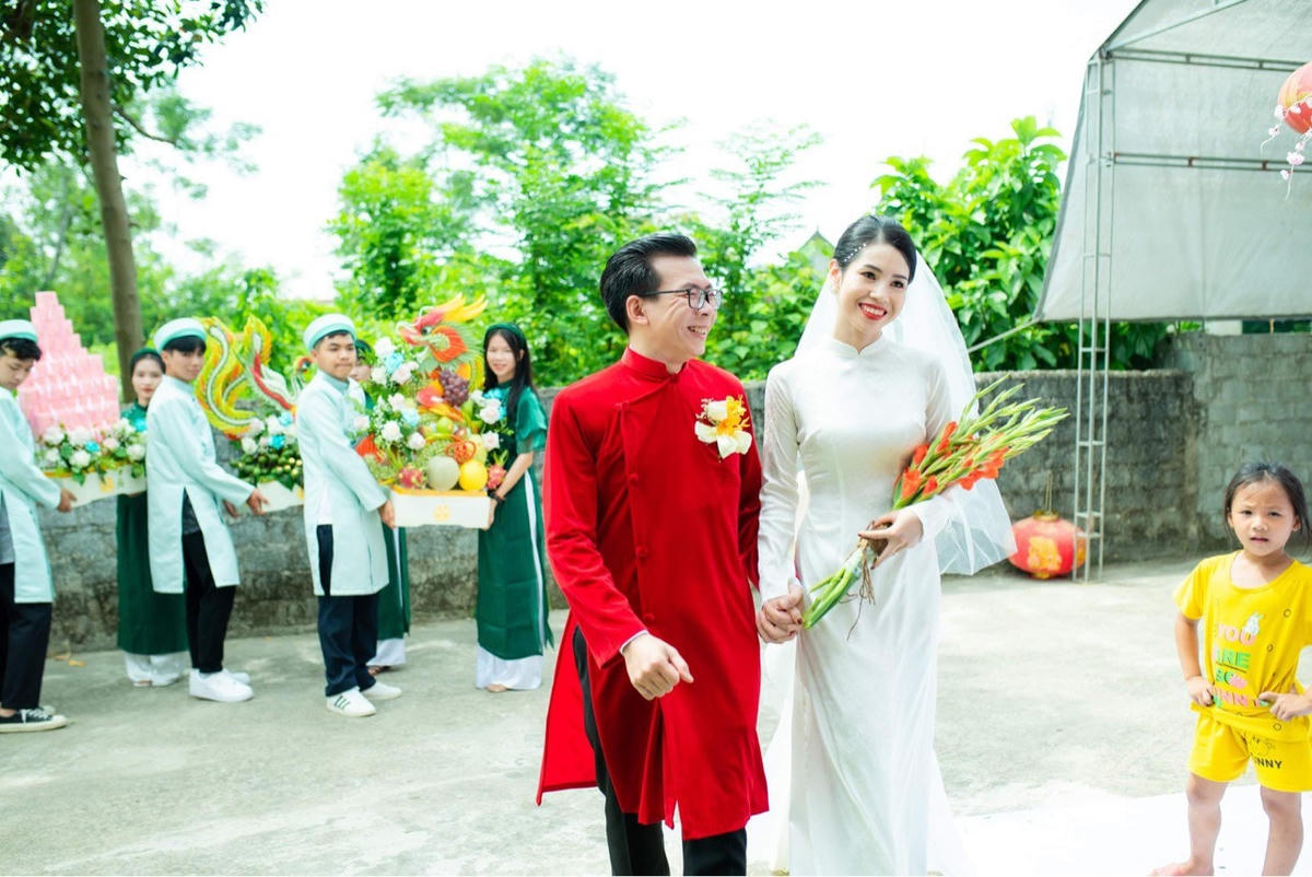 Chỉ sau 4 tháng yêu xa, cặp đôi đã tổ chức đám hỏi và về chung một nhà từ tháng 12/2021.