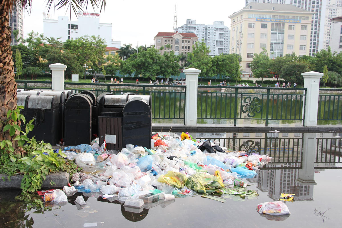 Rác thải ngập ngụa, bốc mùi hôi thối bên trong Công viên Mai Dịch