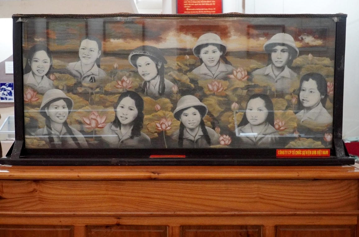 Tại bảo tàng còn cất giữ nhiều hiện vật của TNXP tại Ngã ba Đồng Lộc trong kháng chiến chống Mỹ cứu nước. 10 cô gái TNXP của tiểu đội 4-C522 cũng như hàng trăm, hàng nghìn cô gái, chàng trai khắp mọi miền Tổ quốc cùng tụ họp về đây, làm nên huyền thoại Đồng Lộc. Các chị mãi là những bông hoa bất tử nơi Ngã ba Đồng Lộc anh hùng.