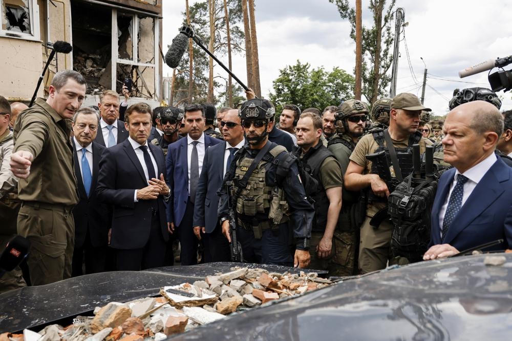 Tổng thống Pháp Emmanuel Macron, Thủ tướng Italy Mario Draghi và Thủ tướng Đức Olaf Scholz trong chuyến thăm tới Kiev. Ảnh: AP.