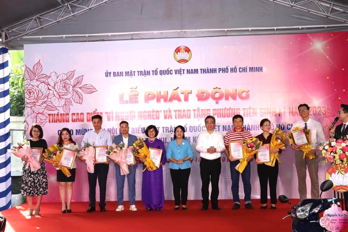 Lãnh đạo TP HCM trao bảng tượng trưng kinh phí chăm lo người nghèo đến các địa phương trên địa bàn Thành phố.