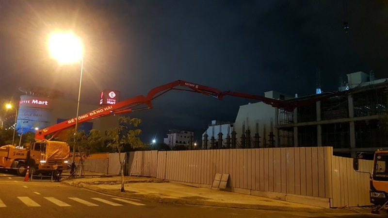 Hiện trường vụ sập cần bơm bê tông.