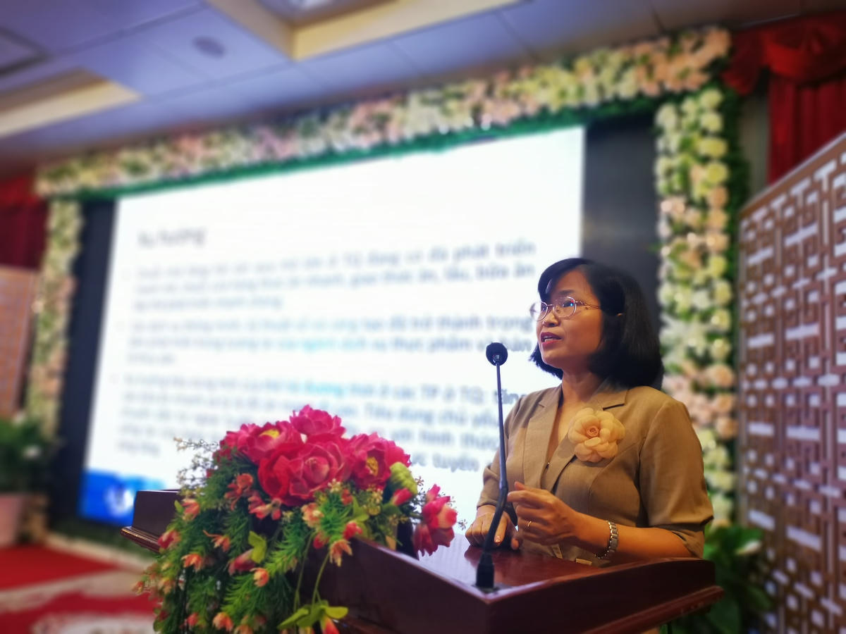 Bà Lê Hằng, Giám đốc tTuyền thông Hiệp hội Chế biến và Xuất khẩu thủy sản Việt Nam (VASEP) phát biểu tại hội nghị.