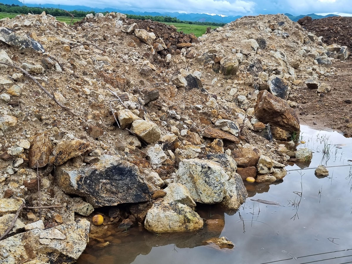 Tuy nhiên, trên thực tế, đơn vị thi công lại sử dụng đất trộn lẫn đá tảng, đất phong hoá để thi công, đắp nền kém chất lượng, không đảm bảo tiêu chuẩn vật liệu san lấp, không đạt độ chặt lu lèn theo hồ sơ thiết kế.