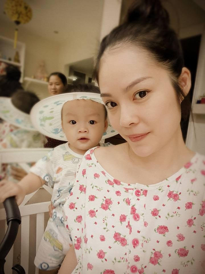 Dương Cẩm Lynh chăm chỉ livestream bán hàng để nuôi 2 con. Ảnh: FBNV. 