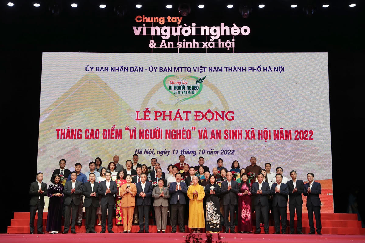 Ban tổ chức trao biểu trưng cho các nhà hảo tâm tiêu biểu.