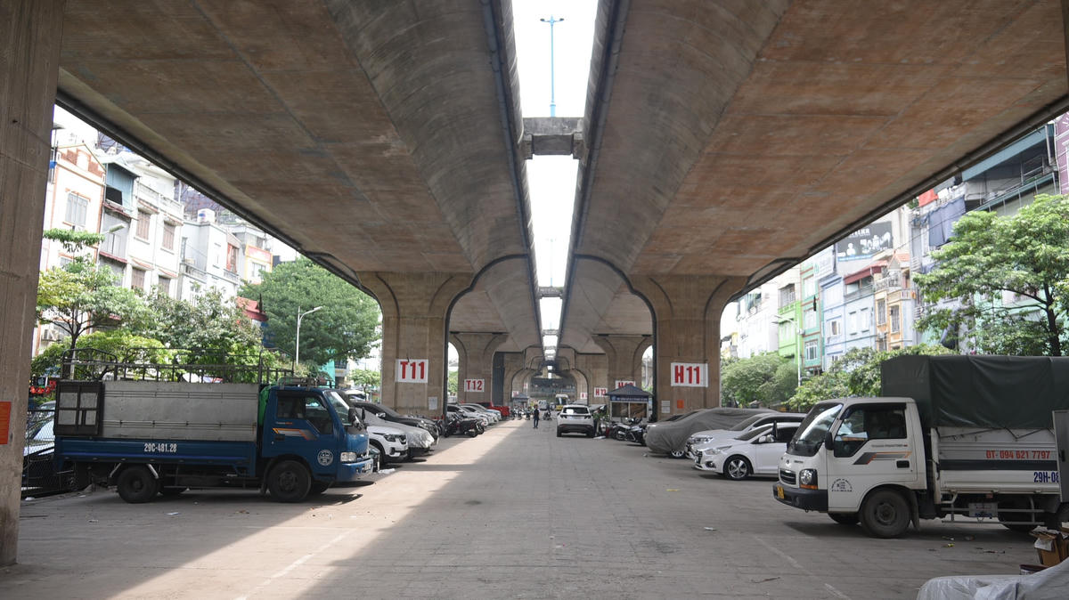 Ông Trần Hữu Bảo, Phó Giám đốc Sở GTVT Hà Nội cho biết, thành phố có gần 8 triệu phương tiện, trong khi diện tích giao thông tĩnh mới đáp ứng được 25% nhu cầu đỗ xe. Hà Nội đang phải tận dụng mọi vị trí có thể để phục vụ nhu cầu đỗ, gửi xe của người dân. Từ tháng 6/2020 đến nay, ước tính mỗi ngày các địa điểm trên trông giữ hơn 2.000 phương tiện, chấp hành tốt các quy định, trông giữ đúng diện tích, thu đúng giá, đảm bảo an ninh, an toàn, không gây ùn tắc. 