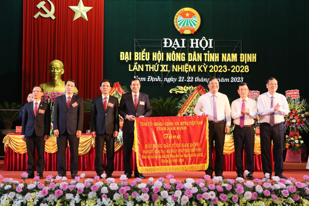 Bí thư Tỉnh ủy Nam Định cùng lãnh đạo HĐND, UBND tỉnh chúc mừng Đại hội Hội Nông dân tỉnh.