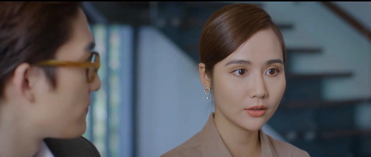 Trang sững người trước lời đề nghị làm hợp đồng của chủ tịch Hoàng Long. Ảnh: CMH. 