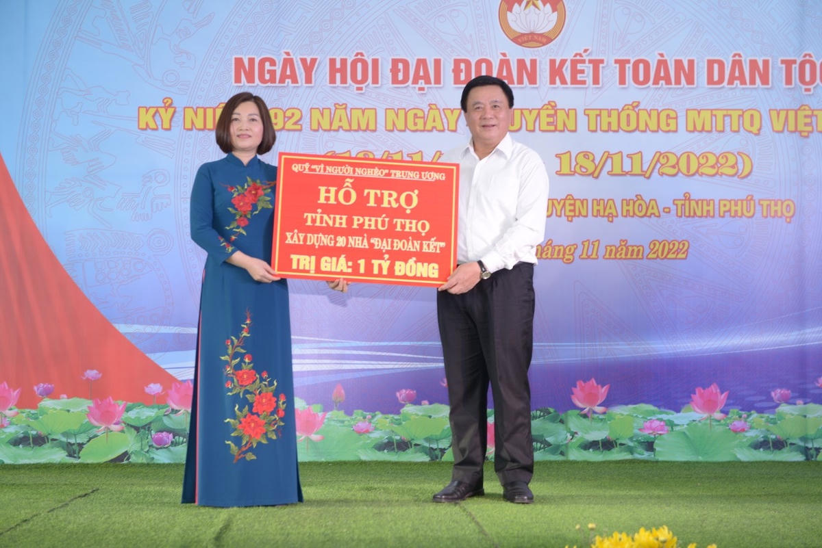 Và trao 1 tỷ đồng hỗ trợ 20 căn nhà 