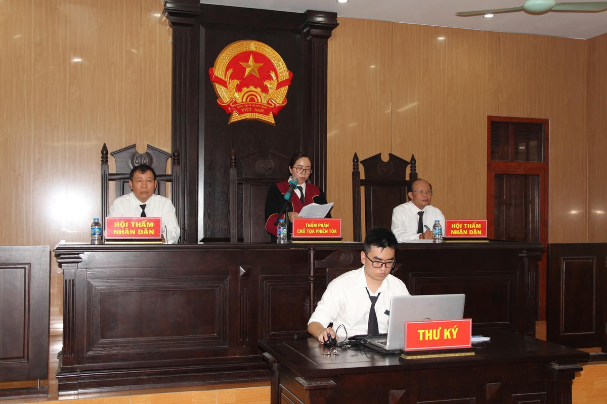 Hội đồng xét xử TAND huyện Cẩm Giàng, tỉnh Hải Dương.