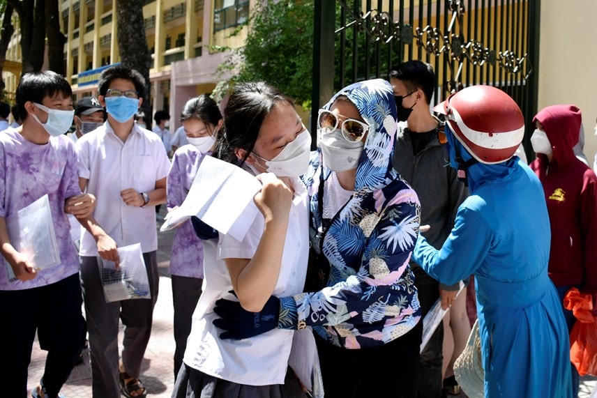 Học sinh và phụ huynh vui mừng sau khi hoàn thành kỳ thi vào lớp 10 tại Hà Nội năm 2022.  
